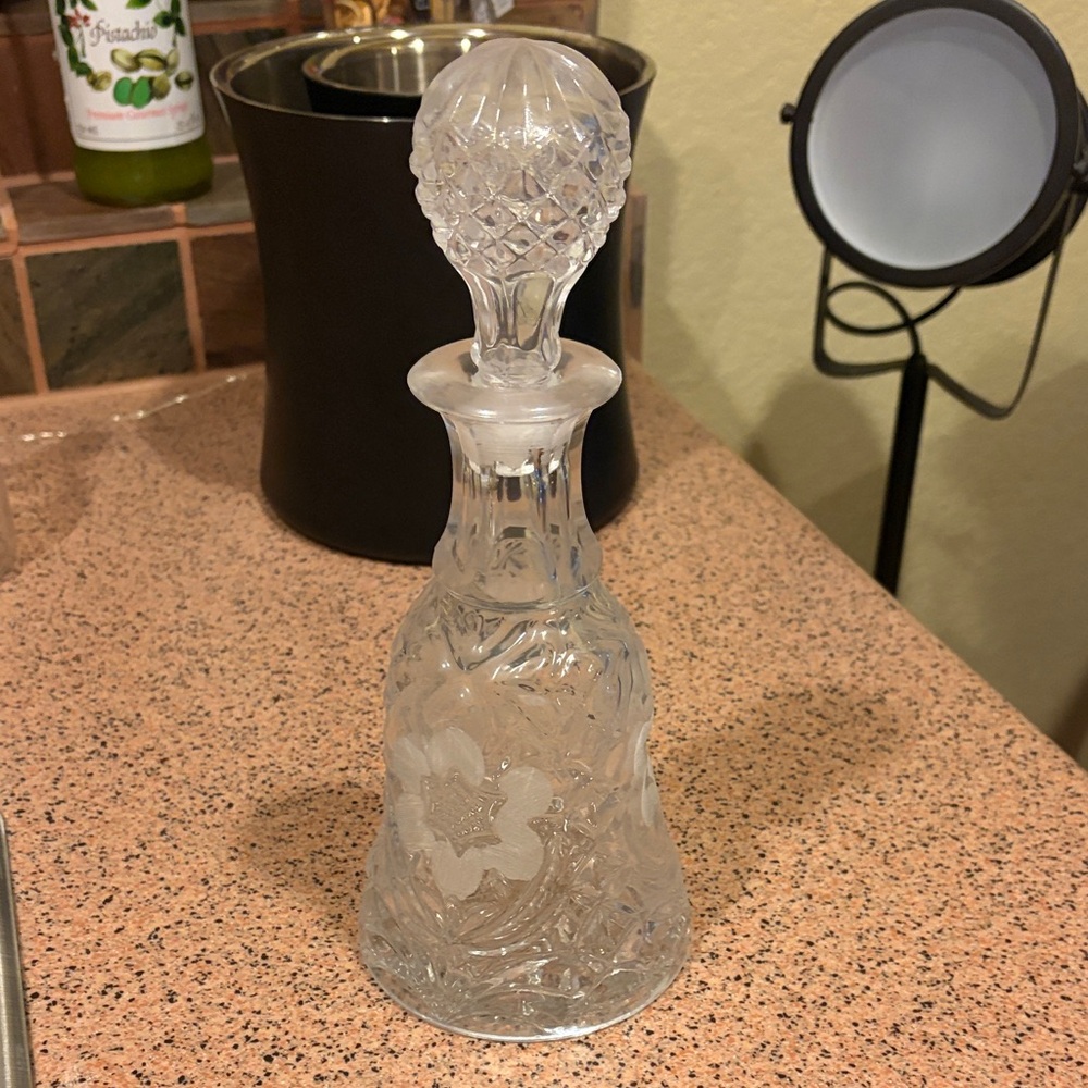 Elegant Crystal Decanter with Stopper